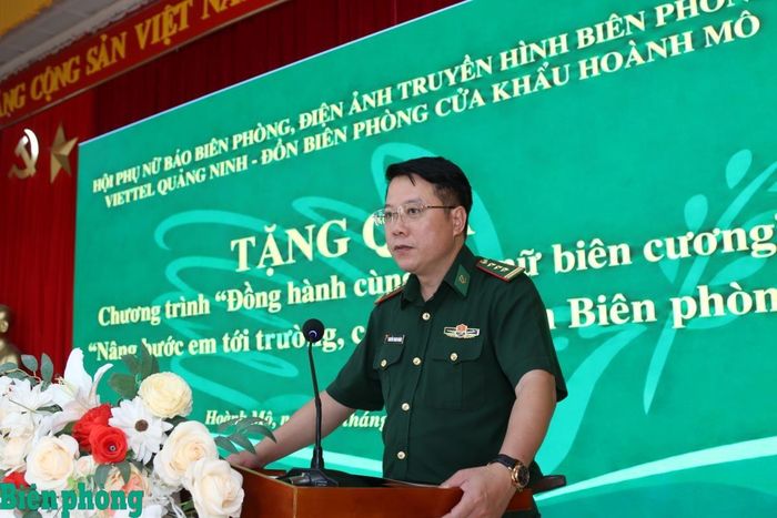 Thượng tá Nguyễn Thanh Hoàng chia sẻ một số thông tin về các hoạt động chăm lo đời sống nhân dân trên địa bàn của đơn vị. Ảnh: Bích Nguyên