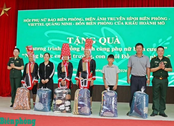 Thượng tá Nguyễn Thanh Hoàng, Chính trị viên Đồn Biên phòng cửa khẩu Hoành Mô và Trung tá Đào Phương Huyền, Chủ tịch Hội Phụ nữ Bộ đội Biên phòng thành phố Quảng Ninh tặng quà người dân có hoàn cảnh khó khăn trên địa bàn. Ảnh: Bích Nguyên