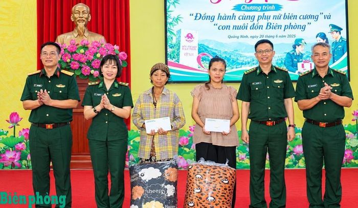 Đại diện Ban Tổ chức trao quà cho 2 hội viên phụ nữ có hoàn cảnh khó khăn trong Chương trình "Đồng hành cùng phụ nữ biên cương" trên địa bàn Đồn Biên phòng Pò Hèn quản lý. Ảnh: Bích Nguyên