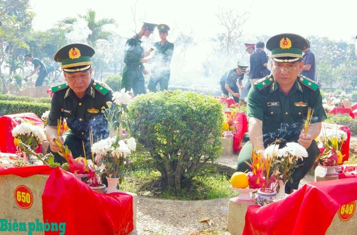 Thiếu tướng Đỗ Ngọc Cảnh, Cục trưởng Cục Phòng chống ma túy và tội phạm Bộ đội Biên phòng (bên phải) và Thiếu tướng Đỗ Ngọc Toàn, Cục trưởng Cục Cửa khẩu Bộ đội Biên phòng thắp hương tại các phần mộ trong nghĩa trang. Ảnh: Lê Khoa