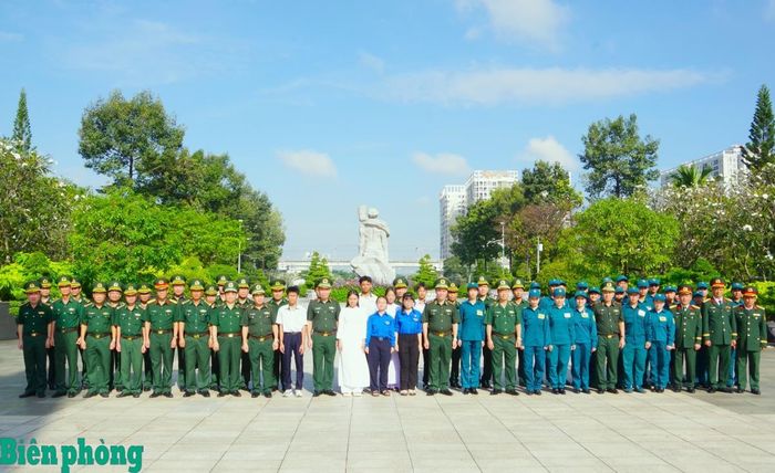 Đoàn công tác và lực lượng các đơn vị chụp ảnh lưu niệm. Ảnh: Lê Khoa