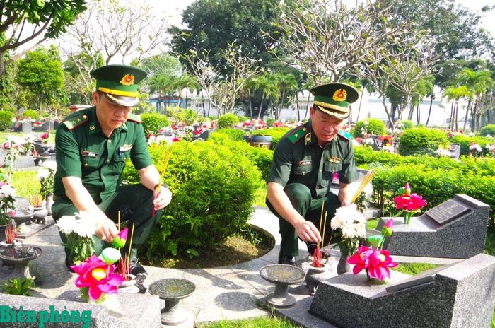 Thiếu tướng Nguyễn Xuân Toàn, Chủ nhiệm Chính trị Bộ đội Biên phòng (bên phải) và cán bộ Ban Chỉ huy Bộ đội Biên phòng thành phố Hồ Chí Minh thắp hương tại các phần mộ trong nghĩa trang. Ảnh: Lê Khoa