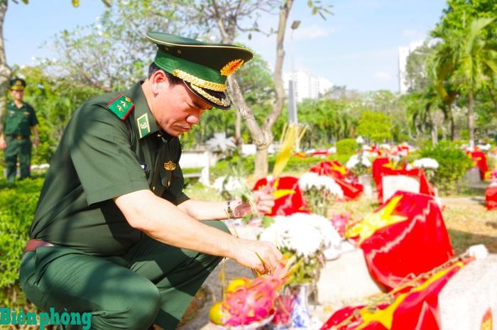 Trung tướng Vũ Trung Kiên thắp hương tại các phần mộ trong nghĩa trang. Ảnh: Lê Khoa