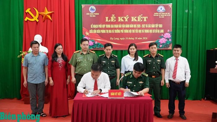 Đồn Biên phòng Thị Hoa và Trường phổ thông nội trú Tiểu học và Trung học cơ sở Hạ Lang tổ chức ký kết kế hoạch phối hợp. Ảnh: Nông Văn Tuấn