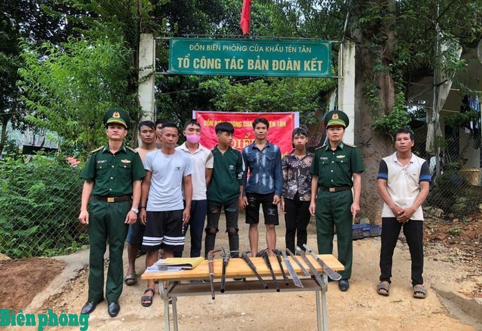 Cán bộ tổ công tác bản Đoàn Kết, Đồn Biên phòng cửa khẩu Tén Tằn vận động nhân dân giao nộp vũ khí, vật liệu nổ, công cụ hỗ trợ. Ảnh: Đơn vị cung cấp
