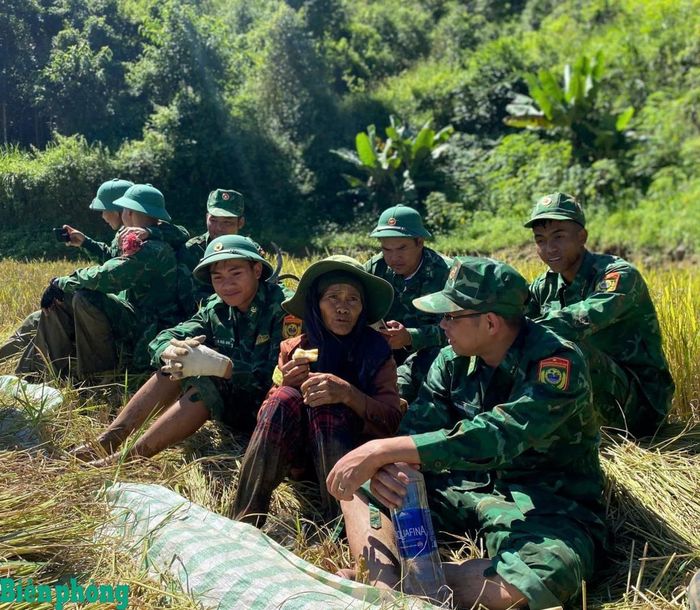 Bà Y Kluc cảm ơn cán bộ, chiến sĩ đã giúp đỡ gia đình gặt xong 5 sào lúa. Ảnh: Đơn vị cung cấp