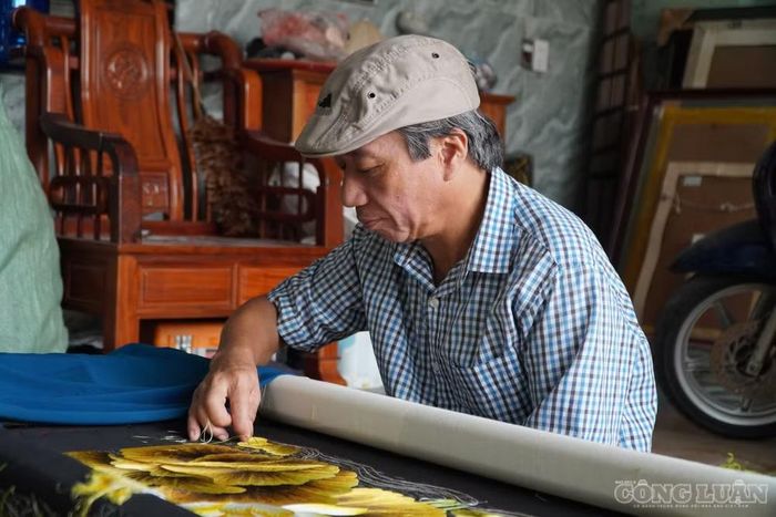 Nghệ nhân Lê Văn Nguyên bền bỉ hơn 40 năm giữ gìn tuyệt kỹ thêu truyền thống của làng Khoái Nội