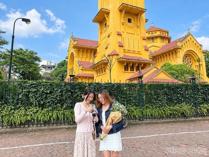 Gam vàng của Nhà thờ Cửa Bắc nổi bật giữa những hàng cây, tạo điểm nhấn cho các khuôn hình mùa thu. Ảnh: Diệu Linh