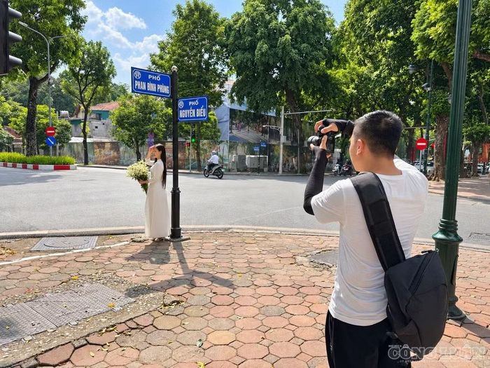 Những vỉa hè rợp bóng cây tại khu vực Phan Đình Phùng và Nguyễn Biểu trở thành điểm hẹn chụp ảnh trong ngày thu nắng đẹp. Ảnh: Diệu Linh
