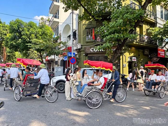 Hàng quà và những chiếc xích lô trên các tuyến phố quanh Nhà thờ Lớn, phố Nhà Chung góp thêm nét đời thường cho mùa thu Hà Nội. Ảnh: Diệu Linh
