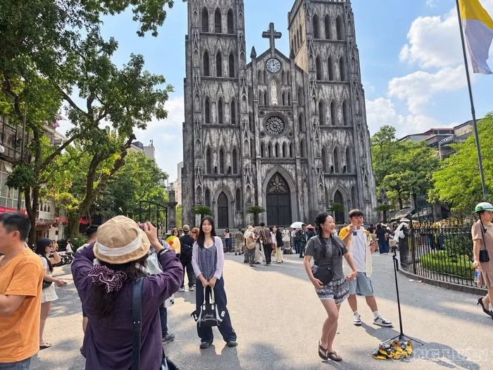 Trước Nhà thờ Lớn Hà Nội, du khách và người trẻ dừng lại ghi hình trong ngày sang thu. Ảnh: Diệu Linh