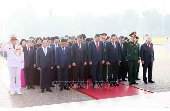 Đoàn đại biểu Quốc hội tưởng niệm Chủ tịch Hồ Chí Minh. Ảnh: An Đăng/TTXVN.