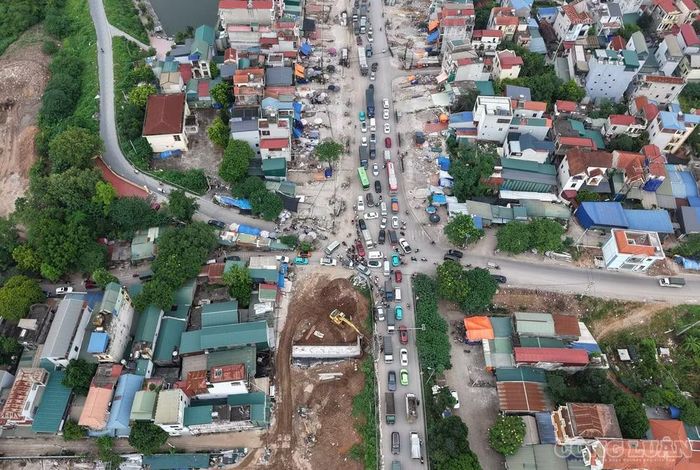 Hình ảnh ùn tắc 2 đầu cầu do xung đột dòng phương tiện.