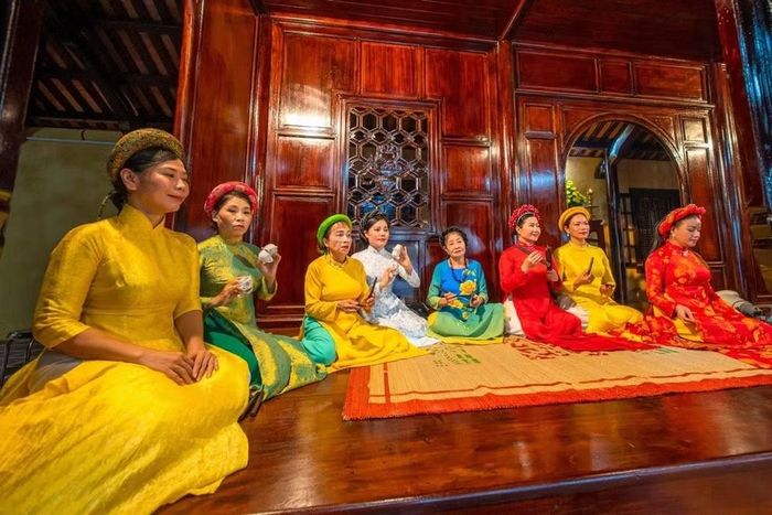 Chương trình sinh hoạt biểu diễn Ca Huế tại di tích Châu Hương Viên. Ảnh: Bảo Minh