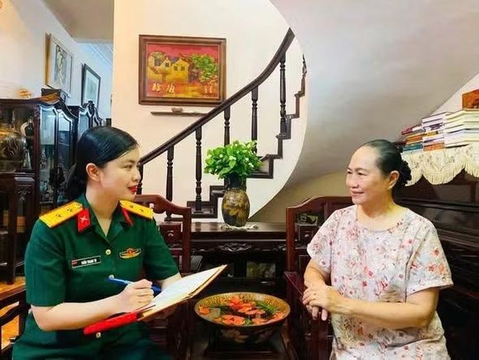 Phóng viên Báo Quân đội nhân dân trò chuyện với nhà báo, đầu bếp, tác giả sách Vũ Thị Tuyết Nhung, nguyên Trưởng ban Biên tập Văn hóa - Xã hội, Đài Phát thanh và Truyền hình Hà Nội. Ảnh: NVCC