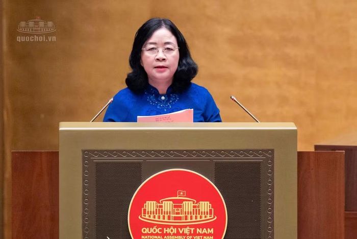 Chủ tịch Ủy ban Trung ương Mặt trận Tổ quốc Việt Nam Bùi Thị Minh Hoài trình bày báo cáo. Ảnh: QH.