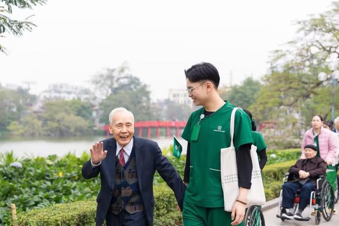 Cuộc sống gia đình và cuộc sống tại viện dưỡng lão đều có giá trị riêng. Ông Tịnh phân tích, gia đình là truyền thống quý báu của người Việt, nơi các thế hệ gắn bó, yêu thương và chăm sóc nhau. Trong khi đó, viện dưỡng lão là một hình thức sinh hoạt mới, đáp ứng nhu cầu của xã hội hiện đại.