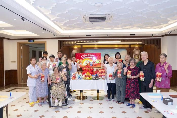 Ông kể tên các cụ ông như cụ Chi, cụ Thạnh, cụ Tuấn, trong đó cụ Tuấn thường xuyên tâm sự với ông. Ông cũng quý mến những người bạn nữ như bà Thư với mái tóc bạc bồng bềnh và bà Được. Những cuộc gặp gỡ, chuyện trò ấy mang đến niềm vui, giúp ông thêm hứng thú và sống tích cực trong những ngày ở viện dưỡng lão.