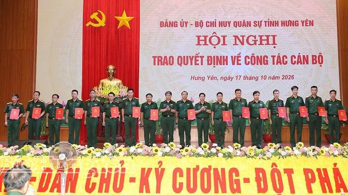 Lãnh đạo Bộ CHQS tỉnh trao quyết định điều động, bổ nhiệm Chỉ huy trưởng, Chính trị viên Ban CHQS các xã, phường. Ảnh: Báo Hưng Yên.