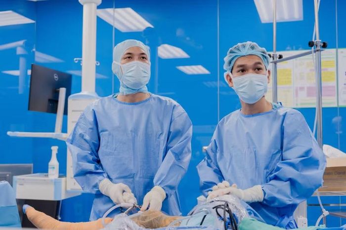 TS.BS Lê Quang Huy (bên trái) thực hiện phẫu thuật nội soi tái tạo dây chằng chéo trước.