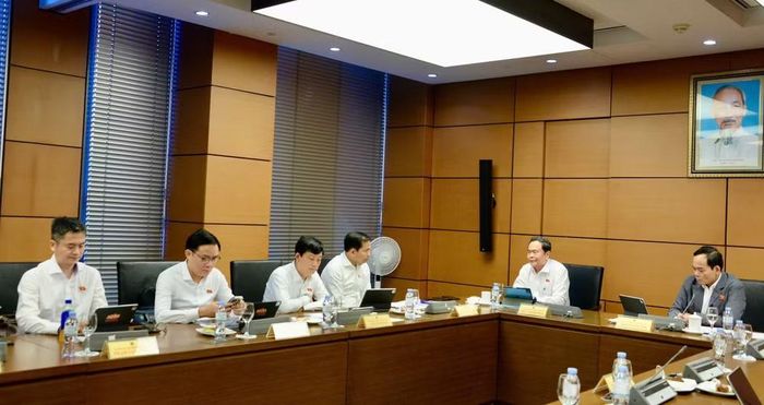 Các đại biểu Quốc hội thảo luận tại tổ. Ảnh: H.H
