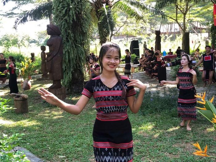 Điệu múa truyền thống được trình diễn giữa không gian vườn tượng, góp phần tôn vinh nét đẹp văn hóa của đồng bào Tây Nguyên. Ảnh: Thùy Linh