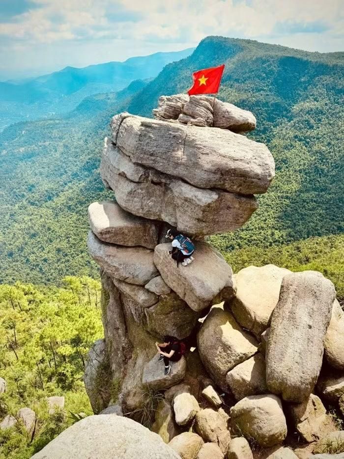 Các hoạt động trekking, leo núi và chụp ảnh tại núi Đá Chồng mang tính tự phát. Ảnh: Nguyễn Quang Tiến