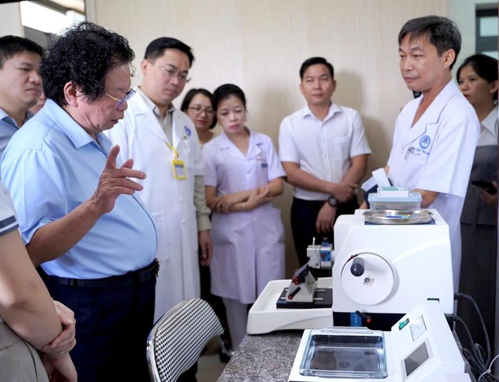 Cán bộ Bệnh viện Phổi Nghệ An được củng cố kiến thức, kỹ năng thực hành, từng bước hoàn thiện năng lực chẩn đoán và hỗ trợ điều trị các bệnh lý phổi, đặc biệt trong lĩnh vực ngoại lồng ngực (ảnh N Toàn)