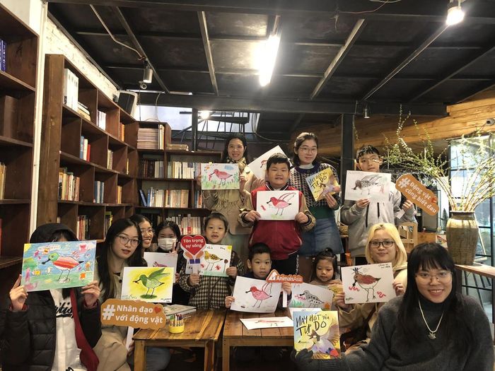 Workshop vẽ tranh với chủ đề bảo vệ chim di cư do Animals Asia phối hợp với Họa sĩ Đinh Kiều Dương thực hiện (Ảnh AAF)