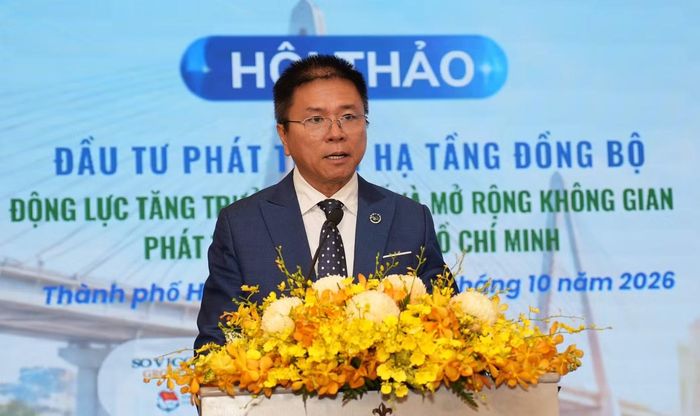 PGS, TS. Nguyễn Xuân Phương - Hiệu trưởng Trường Đại học Giao thông vận tải TPHCM trình bày tham luận tại hội thảo.