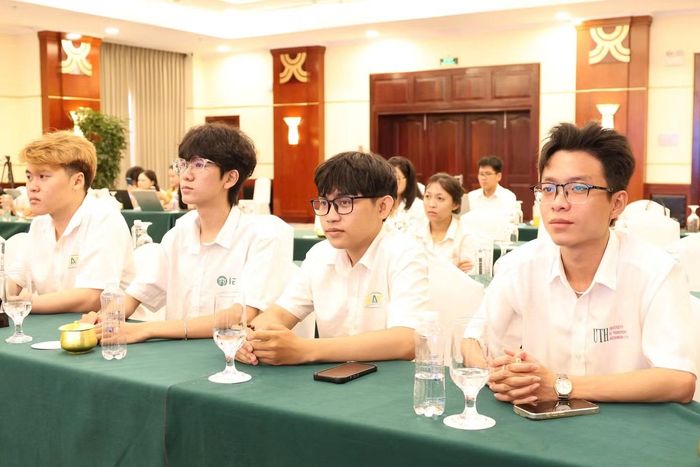 Sinh viên Trường Đại học Giao thông vận tải TPHCM tại hội thảo.