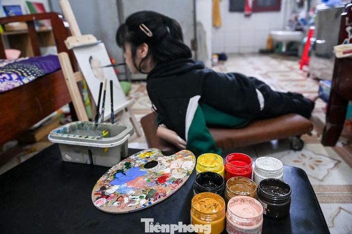 Không thể cầm bút bằng tay như người bình thường, Thơm đã kiên trì tập cầm bút bằng miệng để vẽ tranh.