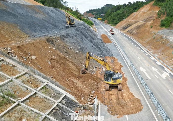 Thi công tại dự án cao tốc Hữu Nghị - Chi Lăng do Ban Quản lý DAĐTXD tỉnh Lạng Sơn là cơ quan quản lý nhà nước. Ảnh: Trọng Đảng