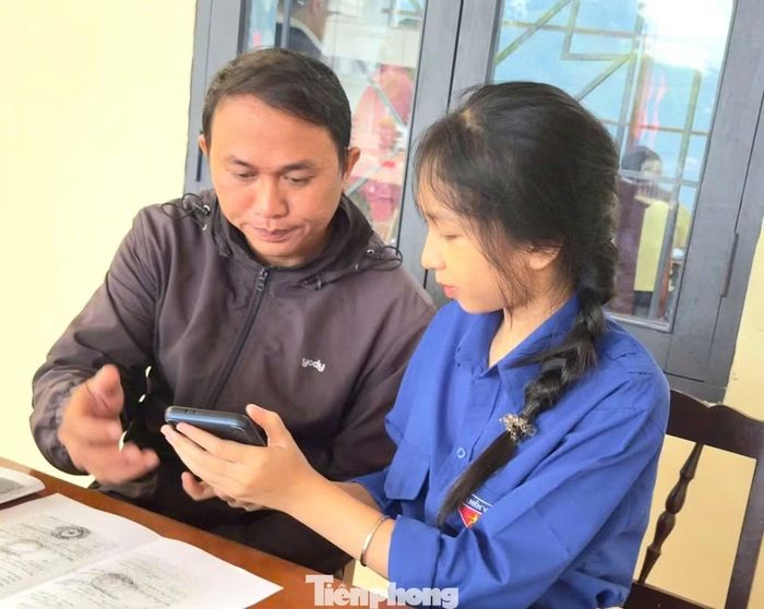 Tình nguyện viên hướng dẫn người dân các tiện ích số.