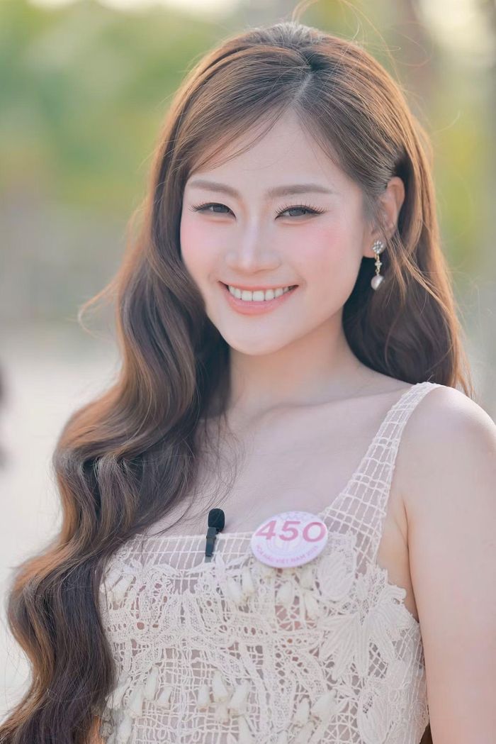 Tạ Thị Hoa (SBD 618) cho biết đây là lần đầu cô catwalk trên cát. Nền cát lún khiến thí sinh khó giữ thăng bằng, các bước đi cũng chưa đạt được độ uyển chuyển như mong muốn. Thử thách đòi hỏi cô làm quen và điều chỉnh cách di chuyển. Tương tự với Nguyễn Ngọc Thảo Nguyên (SBD 450), cô gặp một số khó khăn khi trình diễn trên cát. Tuy nhiên, người đẹp đến từ Huế nói cô thích thú với trải nghiệm mới lạ này.