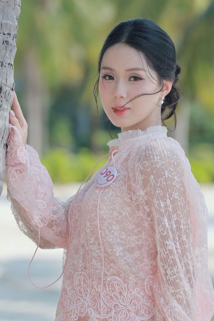 Thí sinh Vũ Thị Khánh Vi chia sẻ cô sẵn sàng bước vào giai đoạn tăng tốc cho hành trình chinh phục vương miện Hoa hậu Việt Nam. Trong phần thi tài năng, Khánh Vi thể hiện khả năng ứng biến linh hoạt khi xử lý tình huống giả định về khủng hoảng truyền thông.