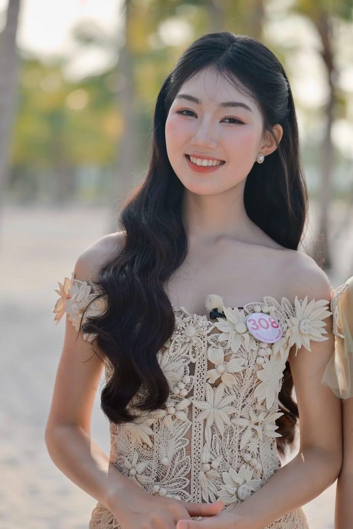 Mai Thị Yến Nhi (SBD 072) và Đặng Thị Ngọc Lan (SBD 308) trong thử thách catwalk trên cát. Là vũ công, Yến Nhi tự tin trình diễn ở mọi địa hình. Cô thể hiện khả năng vũ đạo điêu luyện trong phần thi tài năng. Ngược lại, Ngọc Lan cho rằng catwalk chưa phải thế mạnh của mình. Tuy nhiên, sau hai tháng được đào tạo, tập luyện ở nhà chung, cô dần tự tin hơn.