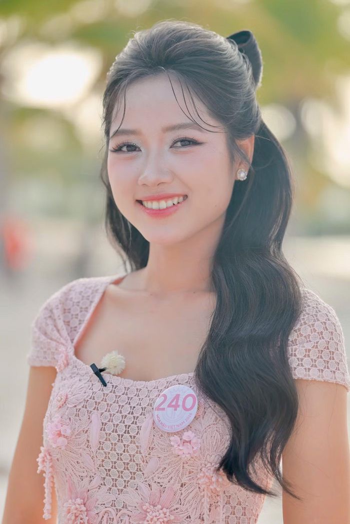 Vũ Thị Khánh Vi (SBD 090) và Nguyễn Thị Hoa (SBD 240). Cả hai đều chọn xử lý tình huống ở phần thi Đại sứ Nghệ thuật và Truyền thông. Khánh Vi tốt nghiệp xuất sắc ngành Kinh tế Quốc tế, Đại học Ngoại thương. Cô cũng giành giải Người đẹp toàn năng tại Duyên dáng Ngoại thương 2022. Nguyễn Thị Hoa từng giành danh hiệu Miss HUTECH 2025