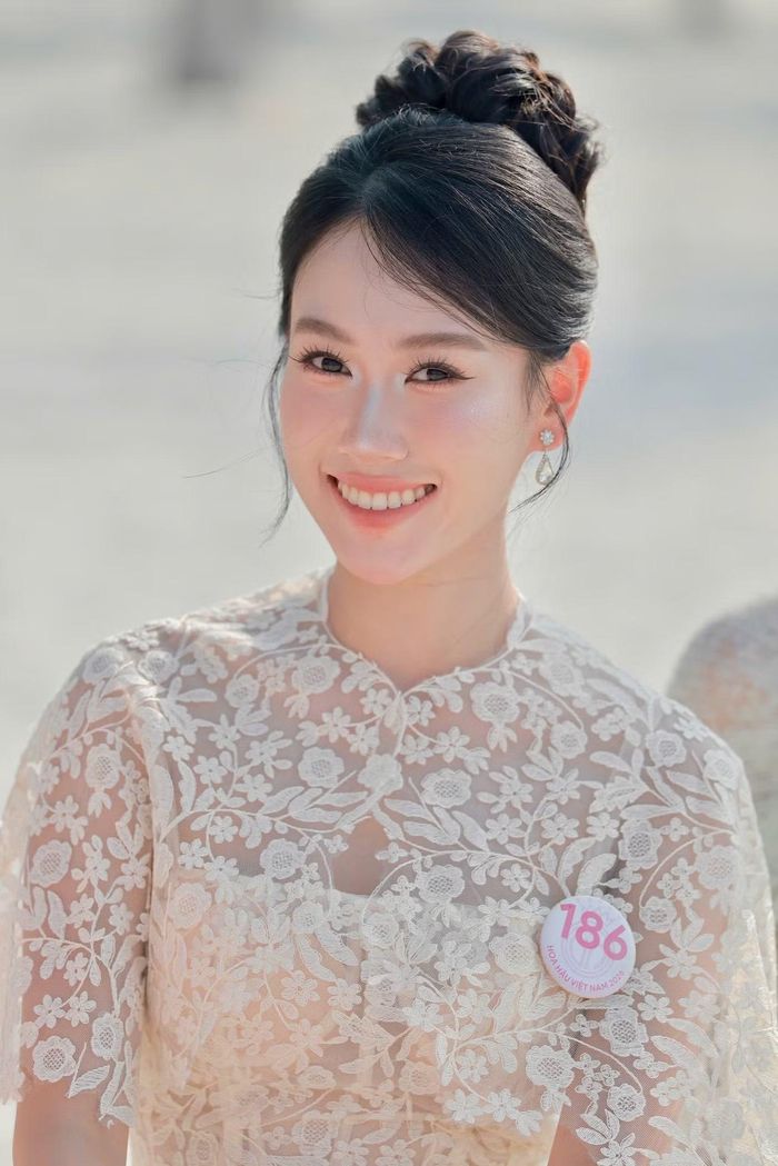 Trịnh Ngọc Huyền (SBD 864), Nguyễn Thái Anh Thư (SBD 582) và Đinh Diệu Anh (186). Trong phần thi tài năng, Diệu Anh gây bất ngờ với màn nhảy hiện đại. Cựu sinh viên Đại học Ngoại thương cho biết với thử thách bất ngờ từ Ban tổ chức, cô chuẩn bị bài nhảy chỉ trong 15 phút.