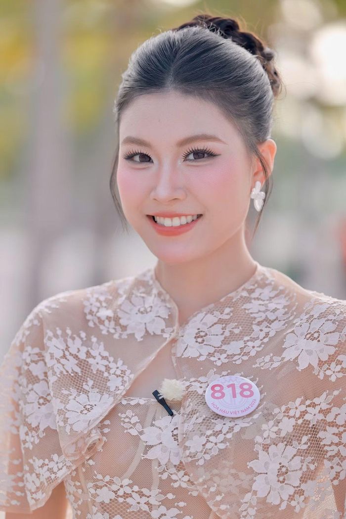 Bùi Minh Phương (SBD 082) và Trần Xuân Khánh Linh (SBD 818) là hai cô gái có trình độ ngoại ngữ ấn tượng lọt vào Top 25 Hoa hậu Việt Nam 2026. Minh Phương sở hữu IELTS 8.0, đạt điểm A*A*A* chương trình Cambridge A Level và là thí sinh có điểm môn Tâm lý học Cambridge A Level cao nhất Việt Nam năm 2022. Trong khi Khánh Linh có khả năng sử dụng thành thạo 6 ngoại ngữ gồm tiếng Anh, Trung, Hàn, Nhật, Pháp và Tây Ban Nha.
