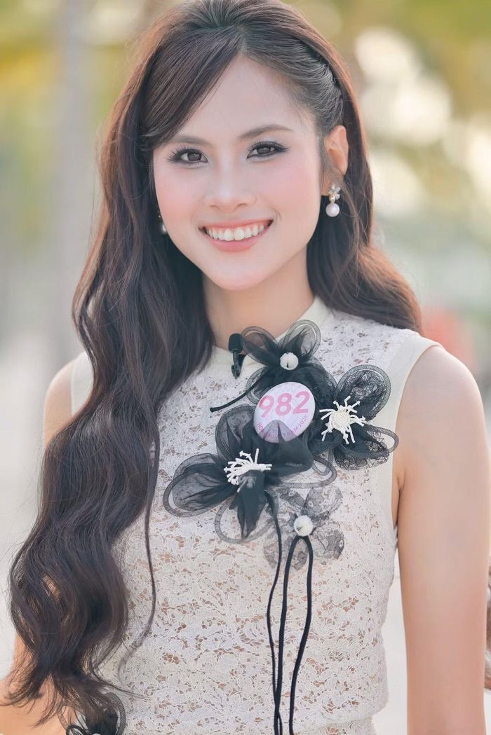 Lưu Phương Anh (SBD 290) và Nguyễn Hồng Hạ Nghi (SBD 982) là bạn thân tại nhà chung Hoa hậu Việt Nam. Theo Hạ Nghi, cô "lãi lớn" khi đến Hoa hậu Việt Nam và có thêm nhiều bạn mới, học hỏi từ họ.