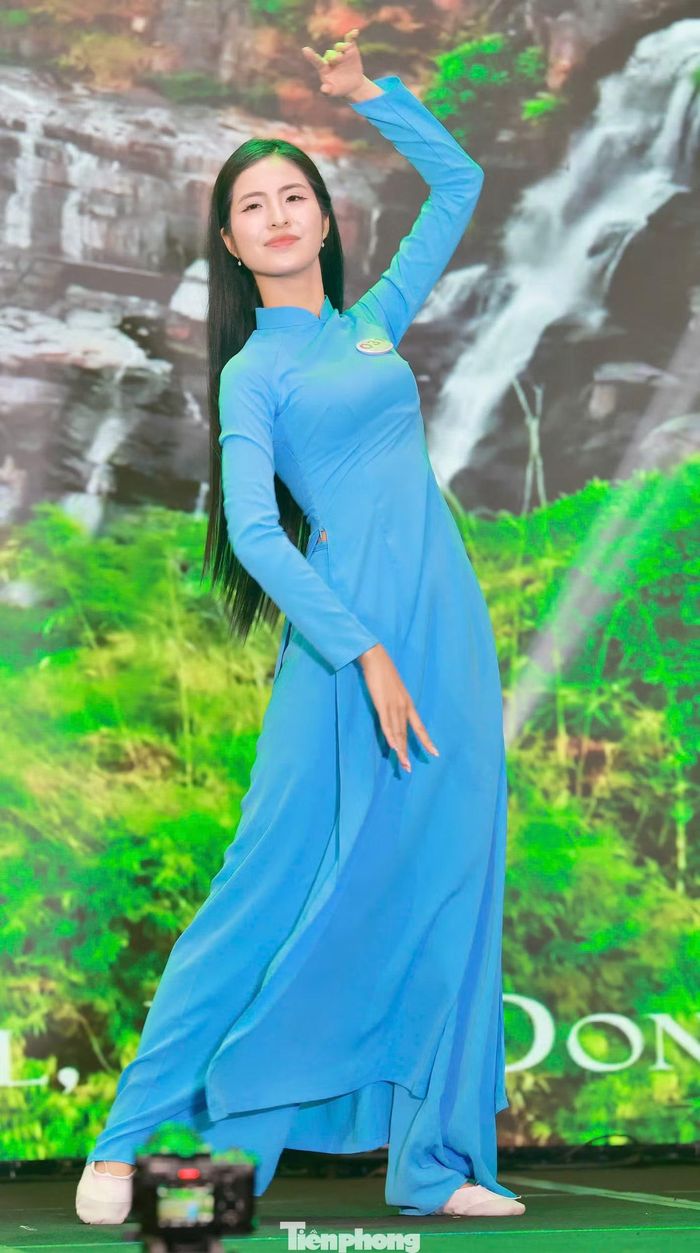  Lê Phương Nghi cho thấy vẻ mềm mại, dịu dàng khi mặc áo dài múa trên nền nhạc Một vòng Việt Nam của nhạc sĩ Đông Thiên Đức. Hoa khôi Đại học Ngoại thương chia sẻ muốn thông qua tiết mục thể hiện tình yêu quê hương đất nước, cũng như gắn kết mọi người từ tất cả vùng miền Việt Nam. 