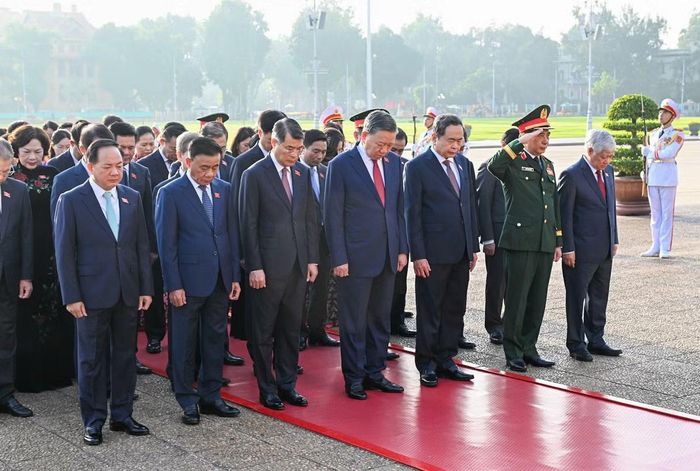 Sáng 17/10, trước phiên khai mạc Kỳ họp thứ 2, Tổng Bí thư, Chủ tịch nước Tô Lâm; Thủ tướng Chính phủ Lê Minh Hưng; Chủ tịch Quốc hội Trần Thanh Mẫn; Thường trực Ban Bí thư Trần Cẩm Tú cùng các đại biểu Quốc hội vào Lăng viếng Chủ tịch Hồ Chí Minh. Vòng hoa của đoàn mang dòng chữ "Đời đời nhớ ơn Chủ tịch Hồ Chí Minh vĩ đại"
