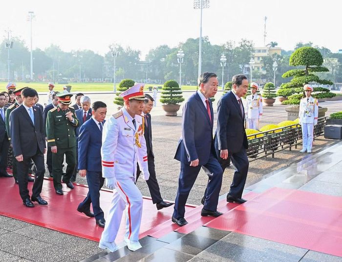  Tổng Bí thư, Chủ tịch nước Tô Lâm và các đại biểu vào Lăng viếng Chủ tịch Hồ Chí Minh. 
