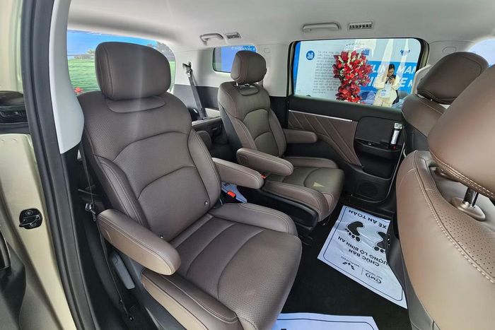 Cửa trượt điện và ghế thương gia trên MPV Darion.