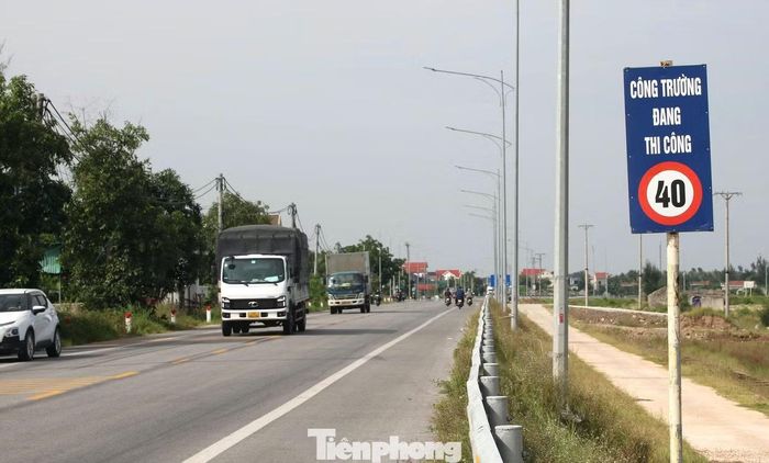 Tuyến đường đẹp, thông thoáng nhưng cắm nhiều biển hạn chế tốc độ 40 ảnh hưởng đến giao thông.