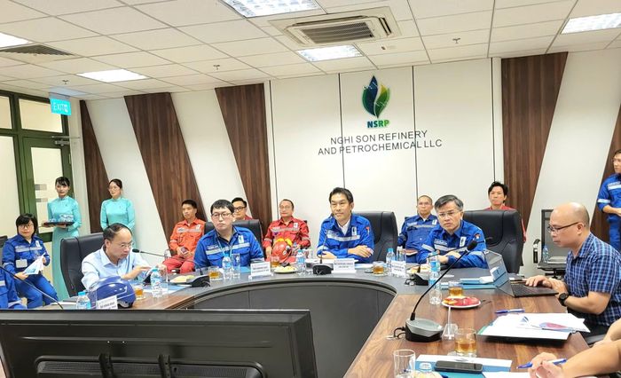 Ban lãnh đạo NSRP thông tin với báo chí về tình hình hoạt động của nhà máy.