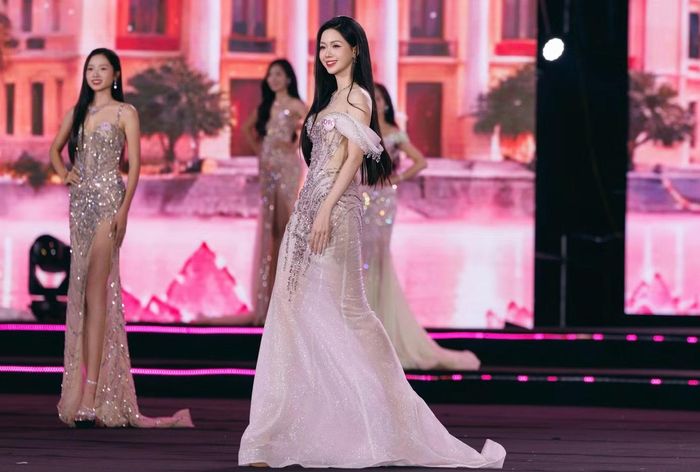 Trải qua các phần thi áo dài, áo tắm, dạ hội, Vũ Thị Khánh Vi được xướng tên vào Top 25 thí sinh vòng chung kết Hoa hậu Việt Nam 2026. Cô sinh năm 2004, đến từ Ninh Bình, cao 1,65 m, số đo ba vòng 80-64-89 cm.