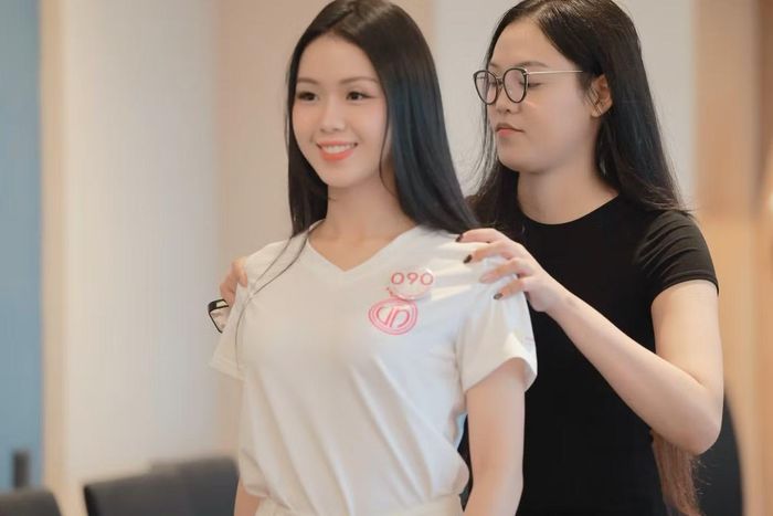 Tại nhà chung Hoa hậu Việt Nam, Khánh Vi cùng các thí sinh được tham gia các lớp huấn luyện kỹ năng catwalk, trang điểm, giao tiếp, ứng xử, phản biện... Những trải nghiệm này giúp các cô gái lột xác, từ chưa từng trang điểm, đi giày cao gót, họ trở nên tự tin hơn khi trình diễn trên sân khấu.