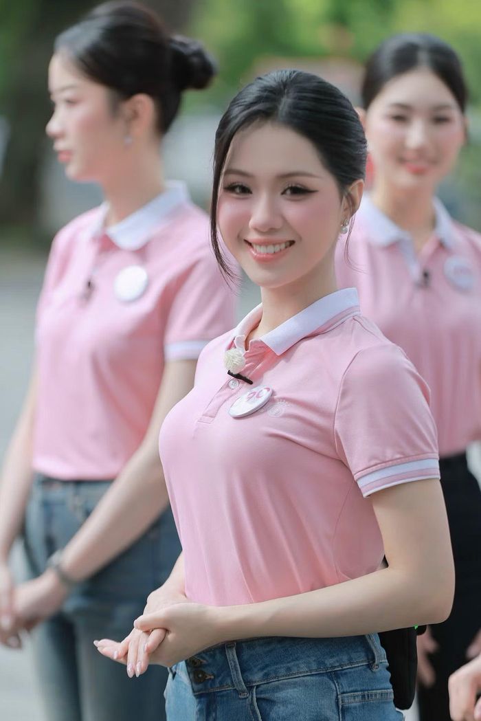 Khánh Vi đạt nhiều thành tích học tập ấn tượng như Giải Nhì môn Ngữ văn, kỳ thi chọn học sinh giỏi thành phố năm 2015-2016, Giải Ba môn Tiếng Anh, kỳ thi chọn học sinh giỏi lớp 12 cấp tỉnh năm 2021-2022. Cô cũng có thành tích xuất sắc trong công tác Đoàn và phong trào thanh niên của Đoàn trường ĐH Ngoại thương.